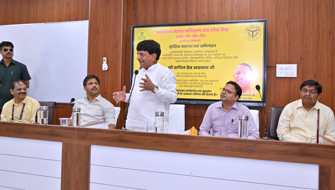 व्यावसायिक शिक्षा मंत्री कपिल देव अग्रवाल कार्यक्रम में बोलते हुए व्यावसायिक शिक्षा मंत्री कपिल देव अग्रवाल कार्यक्रम में बोलते हुए