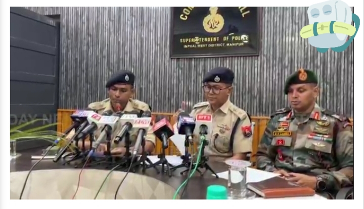 मणिपुर में हथियार तस्करी की बड़ी साजिश नाकाम करते हुए संयुक्त अभियान में 67 हथियार बरामदगी की आज संवाददाता सम्मेलन में जानकारी देते हुए पुलिस अधिकारी।