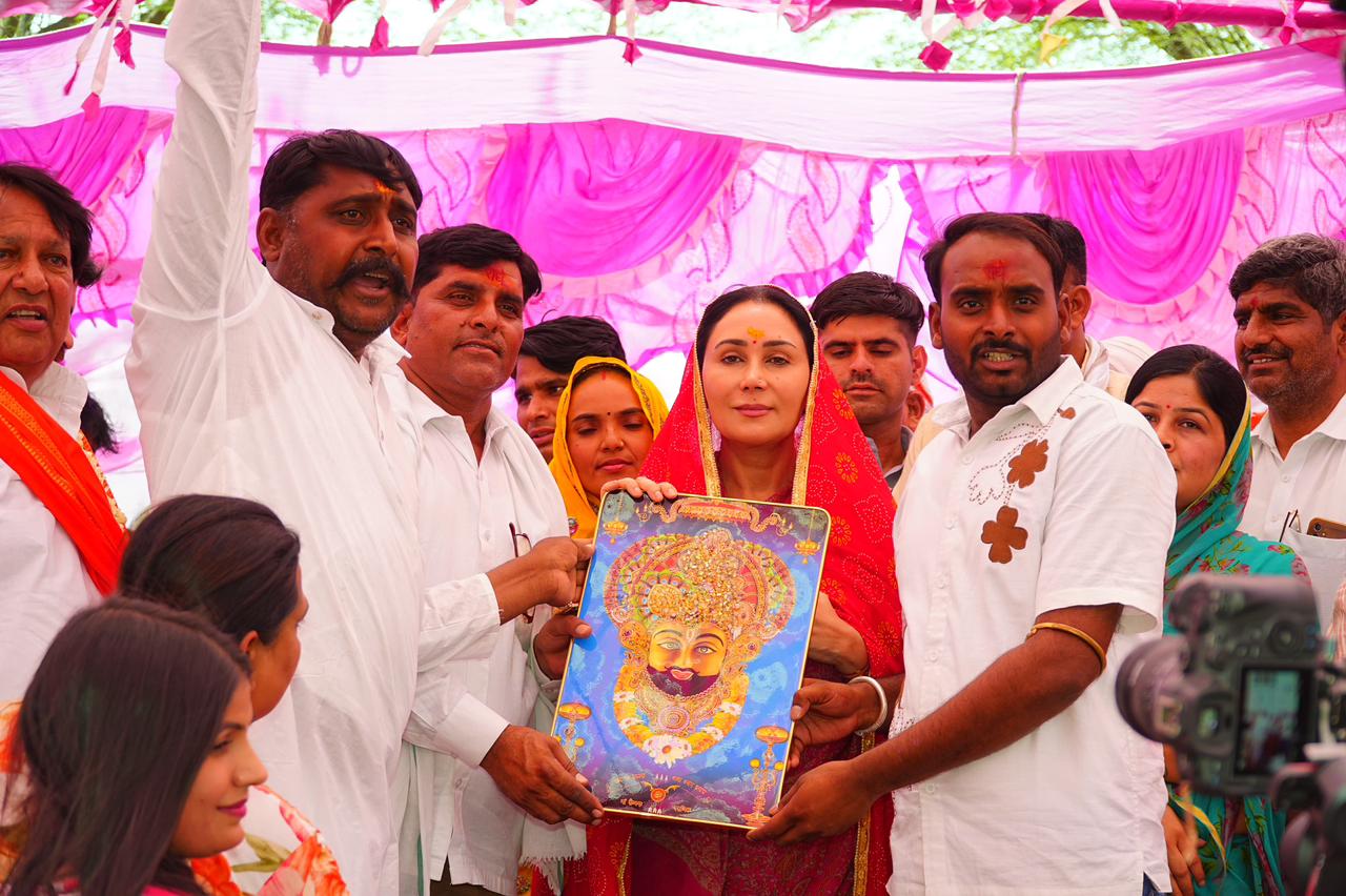 उपमुख्यमंत्री दीया कुमारी ने घाटा नैनवाड़ी में 151 कुंडात्मक महायज्ञ में की शिरकत, देवनारायण मंदिर में की पूजा-अर्चना उपमुख्यमंत्री दीया कुमारी ने घाटा नैनवाड़ी में 151 कुंडात्मक महायज्ञ में की शिरकत, देवनारायण मंदिर में की पूजा-अर्चना