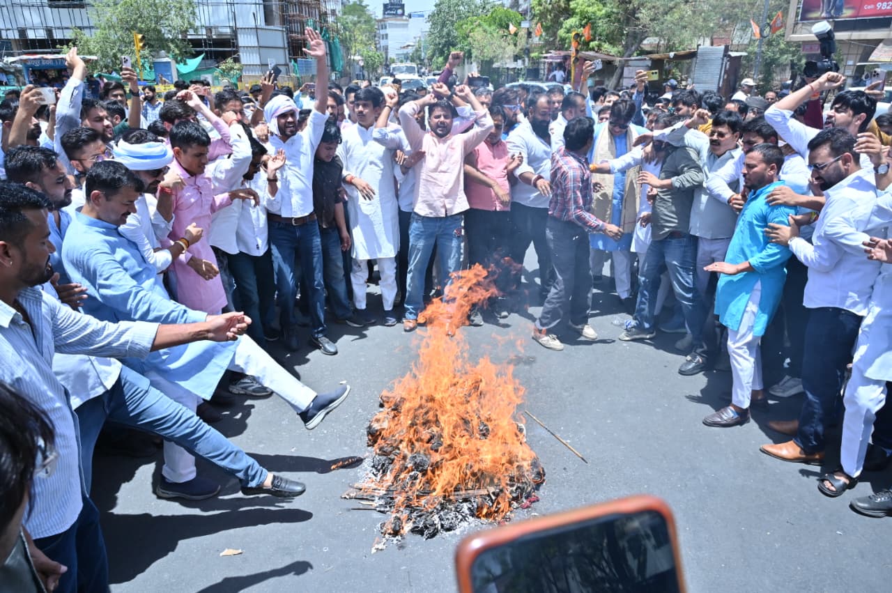 राहुल गांधी के बयान पर भाजपा प्रदेश मुख्यालय से चौमूं हाउस सर्किल तक जुलूस निकाल फूंका पुतला
