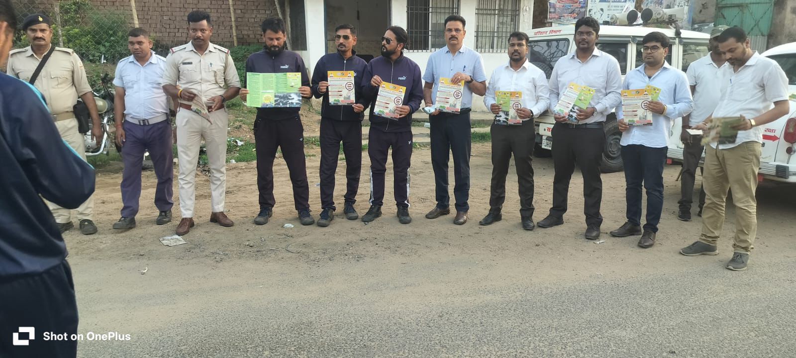 जागरूकता अभियान में शामिल लोग