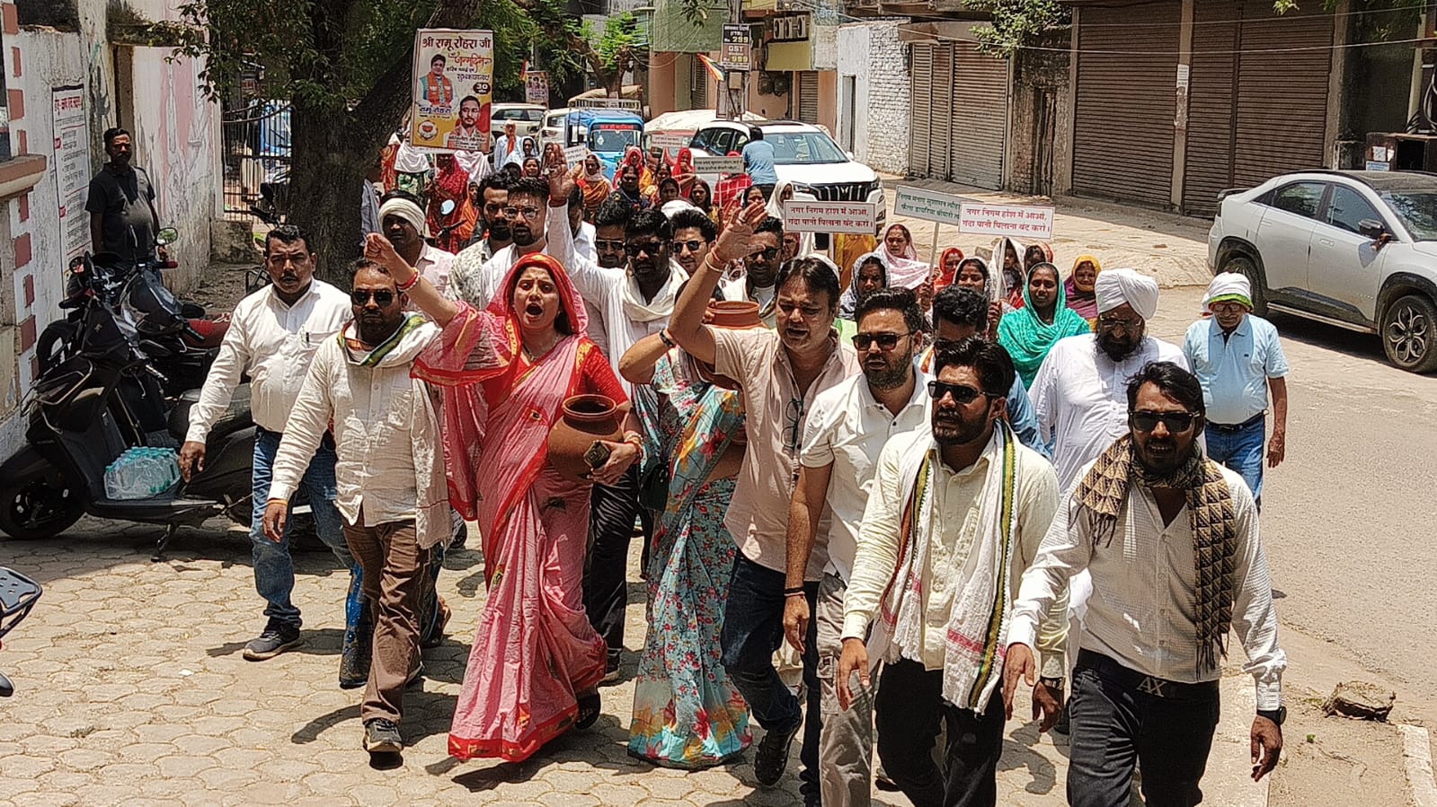 नारेबाजी करते हुए नगर निगम कार्यालय आते हुए वार्ड के रहवासी व कांग्रेसी पार्षद।