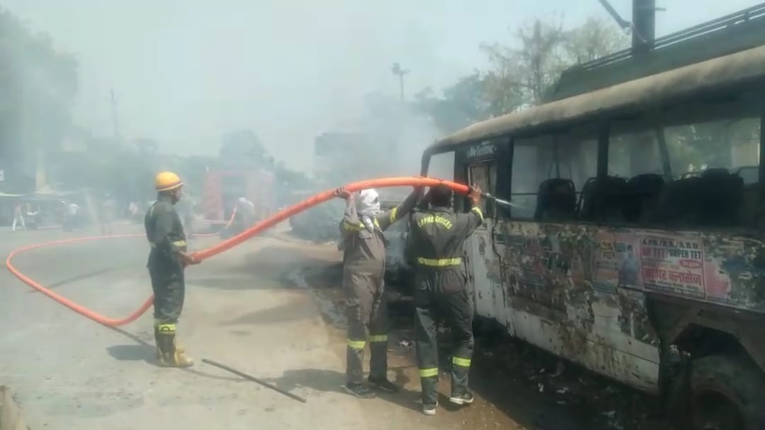 आग बुझाते दमकल विभाग के जवान