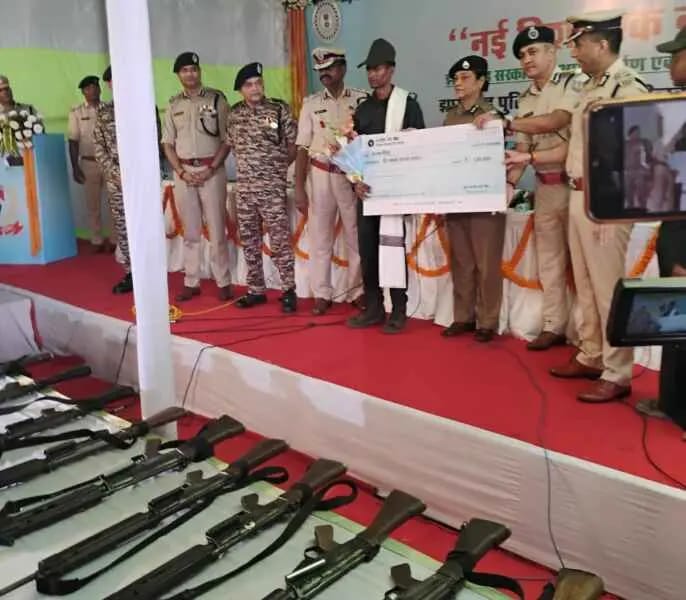 डीजीपी के समक्ष आत्म समर्पण करते नक्सली