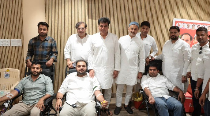 नई दिल्ली स्थित एआईसीसी कार्यालय में राजीव गांधी जी की शहादत दिवस पर आयोजित रक्तदान शिविर में शामिल नेता और युवा कांग्रेस कार्यकर्ता। नई दिल्ली स्थित एआईसीसी कार्यालय में राजीव गांधी जी की शहादत दिवस पर आयोजित रक्तदान शिविर में शामिल नेता और युवा कांग्रेस कार्यकर्ता।