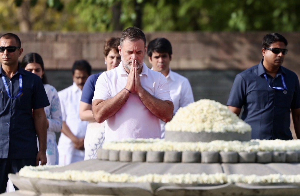 2. वीर भूमि पर पूर्व प्रधानमंत्री राजीव गांधी की पुण्यतिथि पर श्रद्धांजलि अर्पित करते लोकसभा में नेता प्रतिपक्ष राहुल गांधी।