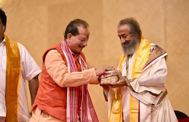 संत एवं आध्यात्मिक गुरुदेव श्री श्री रविशंकर जी से मुलाकात कर उनका मार्गदर्शन और आशीर्वाद लेते विजय सिन्हा