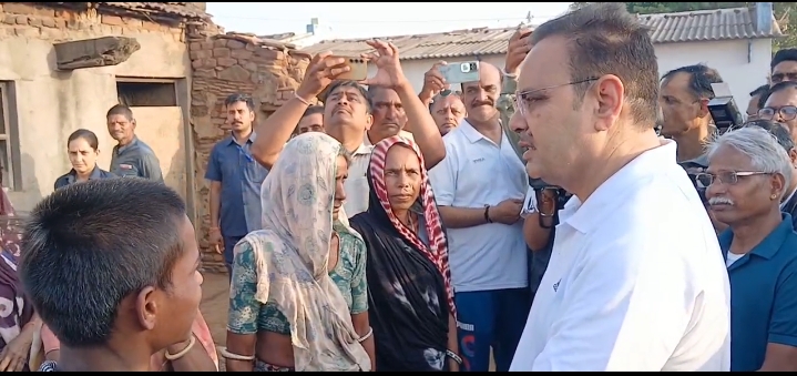 ग्रामीणों से संवाद करते मुख्यमंत्री भजन लाल शर्मा