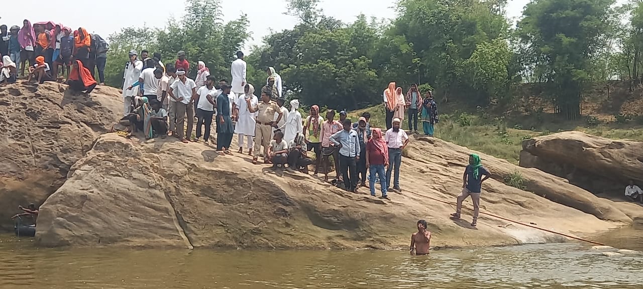 नदी किनारे लगी भीड़
