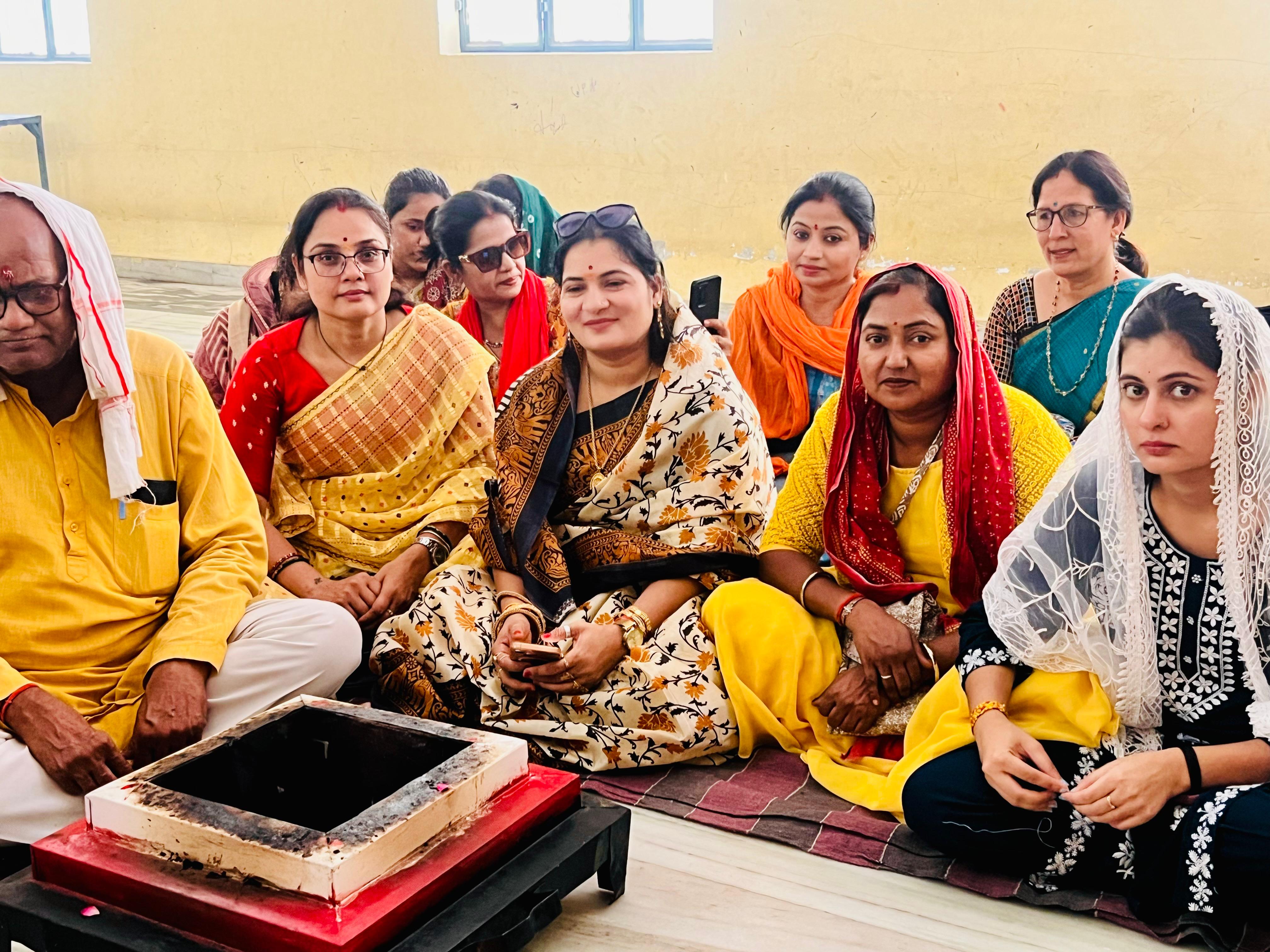 भूमि पूजन में सम्मिलित दुर्गा वाहिनी की कार्यकर्ता भूमि पूजन में सम्मिलित दुर्गा वाहिनी की कार्यकर्ता