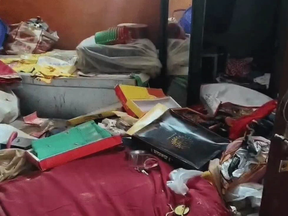 बाराबंकी में किराना व्यवसासी के घर में लूट के बाद बिखरा पडा सामान