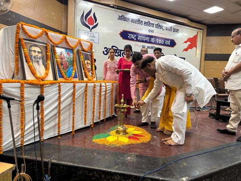 दीप प्रज्ज्वलित करते