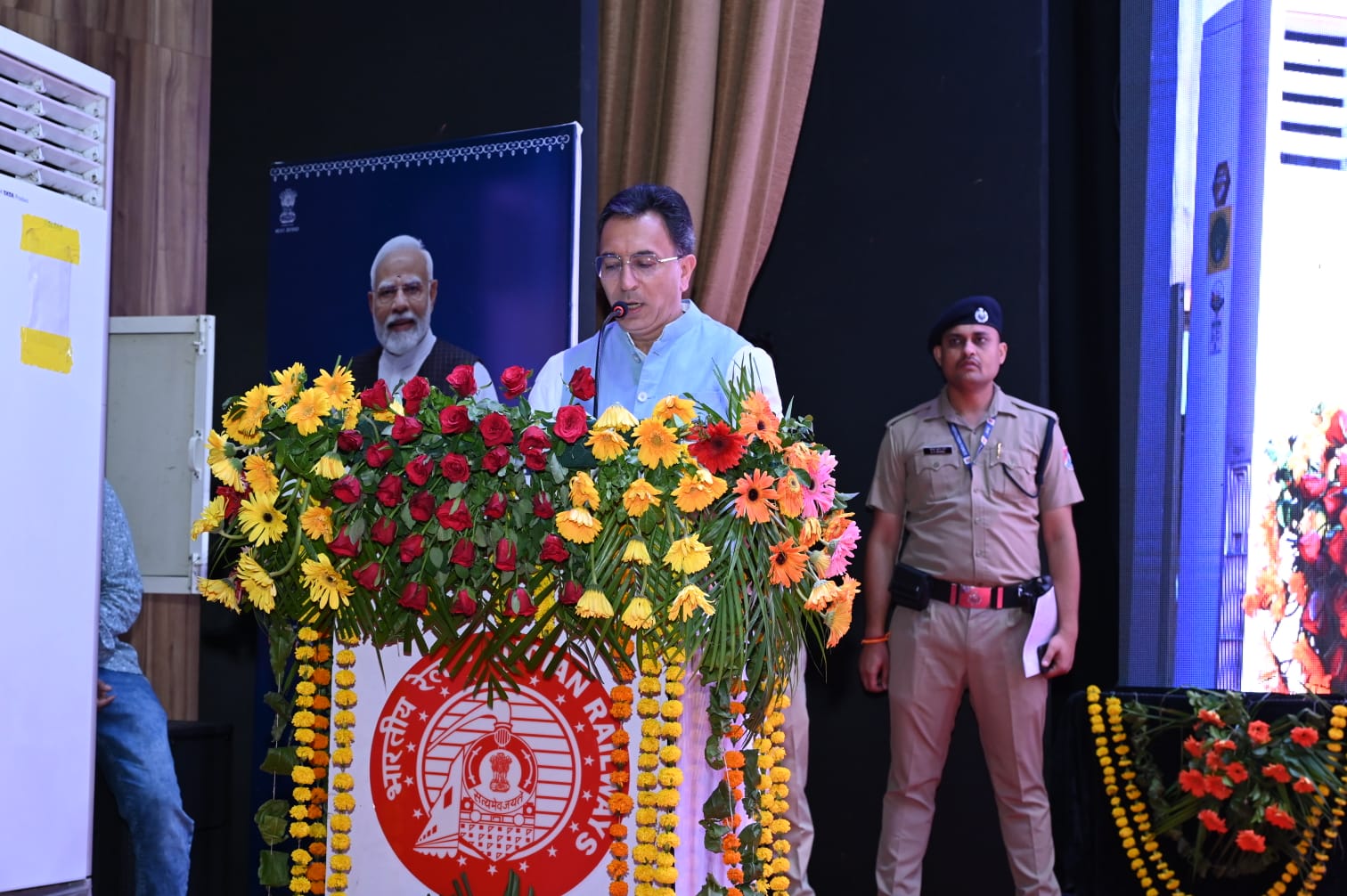 अभ्यर्थियों को संबोधित करते मंत्री जतिन प्रसाद