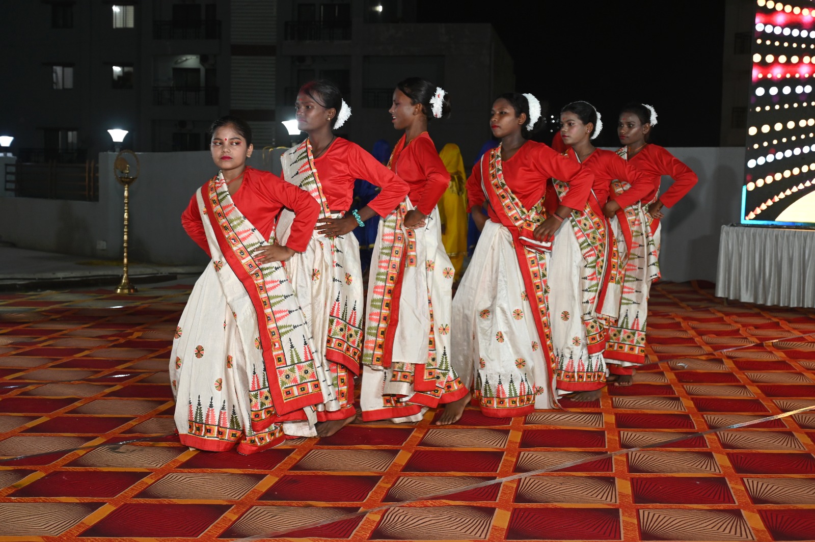 सांस्कृतिक कार्यक्रम प्रस्तुत करती बालिकाएं