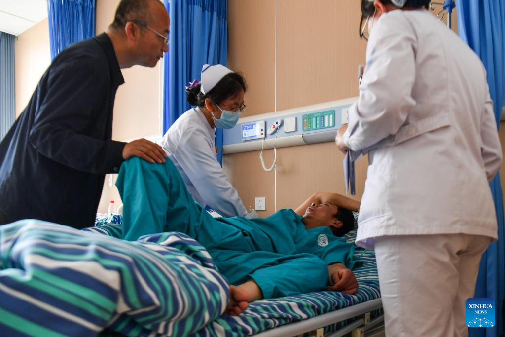 किनयुआन काउंटी स्थित एक अस्पताल में एक घायल का इलाज करते डाक्टर। किनयुआन काउंटी स्थित एक अस्पताल में एक घायल का इलाज करते डाक्टर।