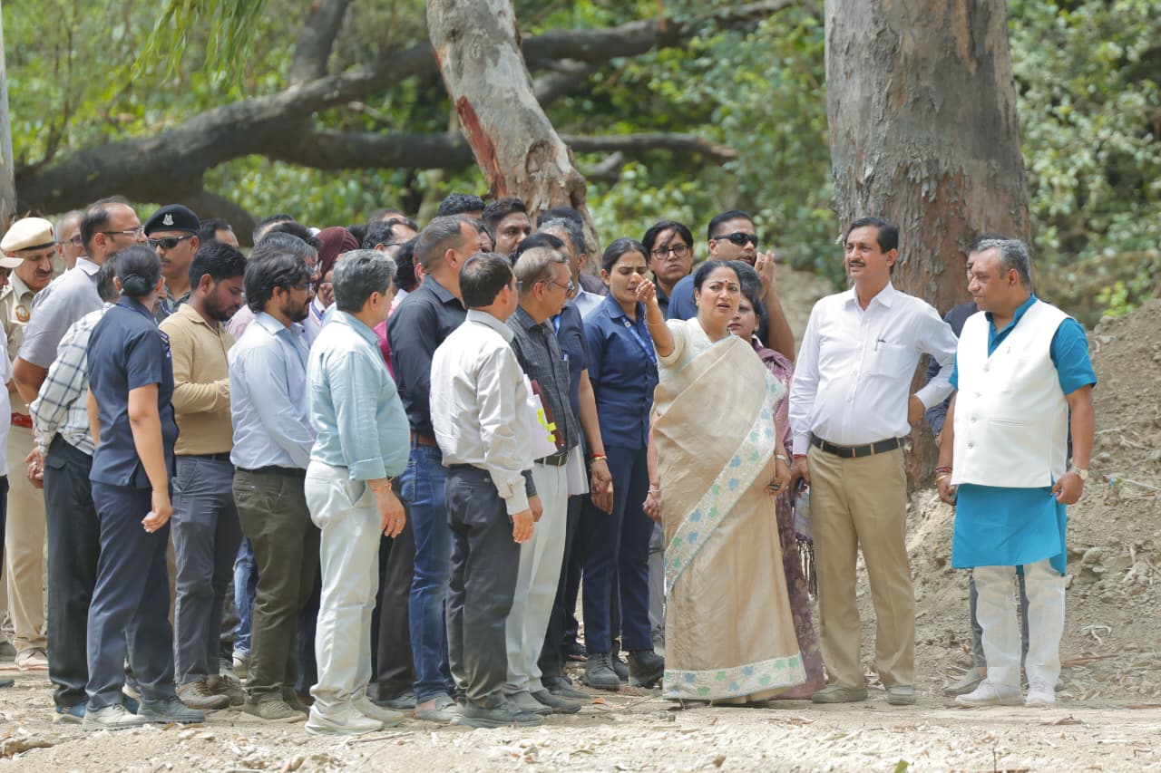 मुख्यमंत्री रेखा गुप्ता शनिवार को मुनक नहर के निकट निर्माणाधीन छठ घाट का निरीक्षण करते हुए
