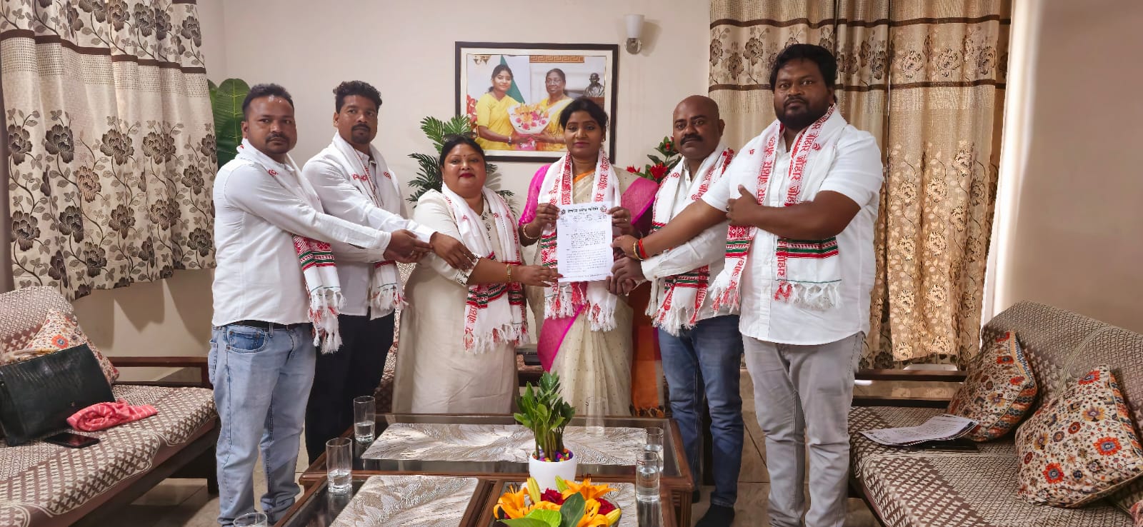 आयाेग सदस्य से मुलाकात करते बबलू मुंडा सहित अन्य आयाेग सदस्य से मुलाकात करते बबलू मुंडा सहित अन्य