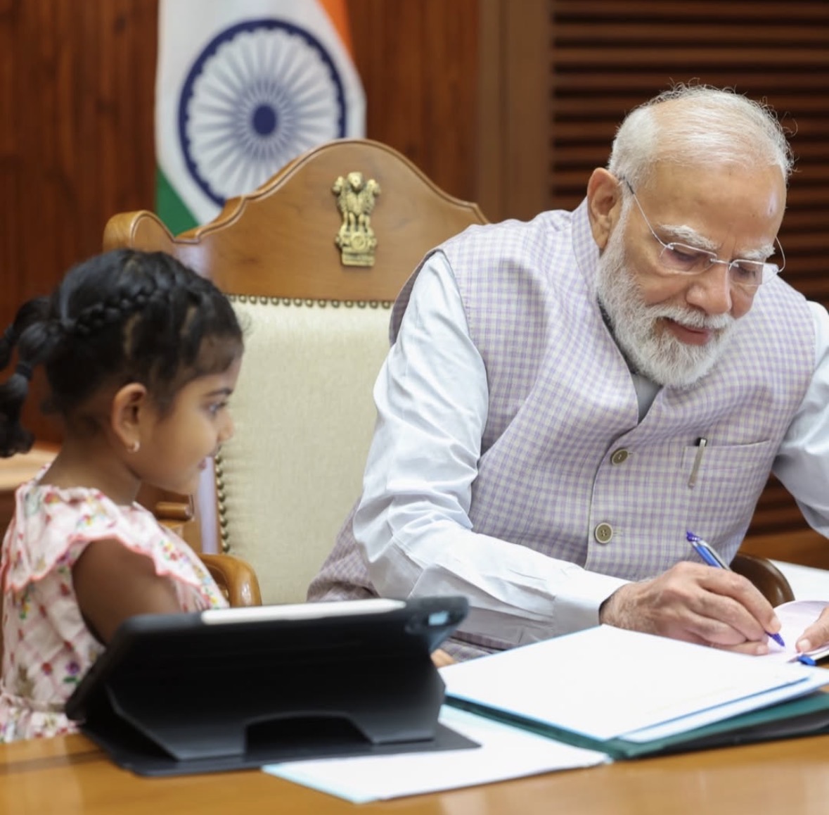प्रधानमंत्री नरेन्द्र मोदी के साथ केंद्रीय मंत्री राम मोहन नायडू किंजरापु के बच्चे। प्रधानमंत्री नरेन्द्र मोदी के साथ केंद्रीय मंत्री राम मोहन नायडू किंजरापु के बच्चे।