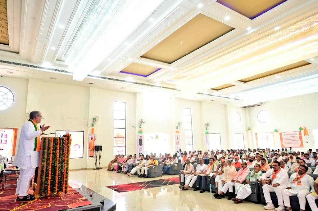 दिव्यांश वेंकट हॉल, कांठ मुरादाबाद में भाजपा जिला इकाई के जिला प्रशिक्षण वर्ग के समापन सत्र को संबोधित करते कैबिनेट मंत्री चौधरी भूपेंद्र सिंह।