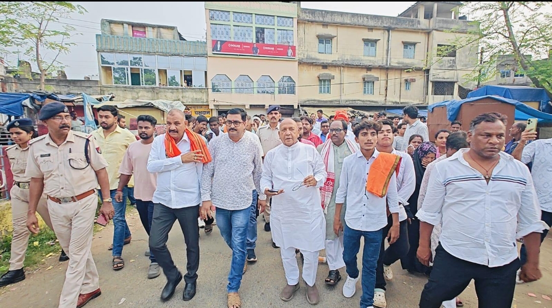 रेल यात्री संघर्ष समिति के हस्ताक्षर अभियान में विधायक सरयू राय और लोगों द्वारा हस्ताक्षर करते रेल यात्री संघर्ष समिति के हस्ताक्षर अभियान में विधायक सरयू राय और लोगों द्वारा हस्ताक्षर करते