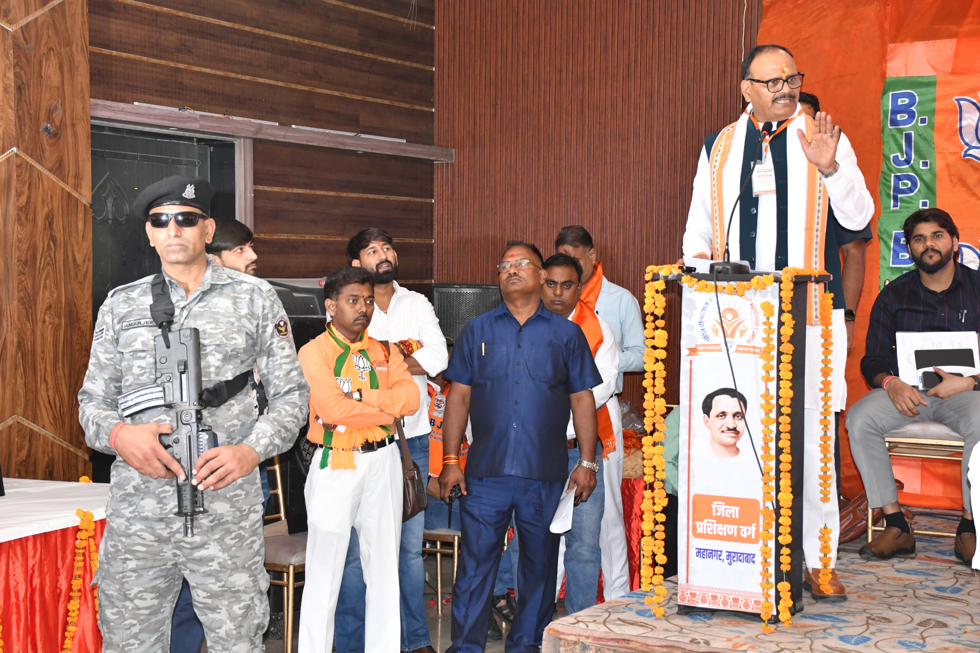 व्हाइट हाउस मुरादाबाद में  भाजपा मुरादाबाद महानगर के दो दिवसीय जिला प्रशिक्षण वर्ग के समापन सत्र को संबोधित करते उपमुख्यमंत्री बृजेश पाठक।