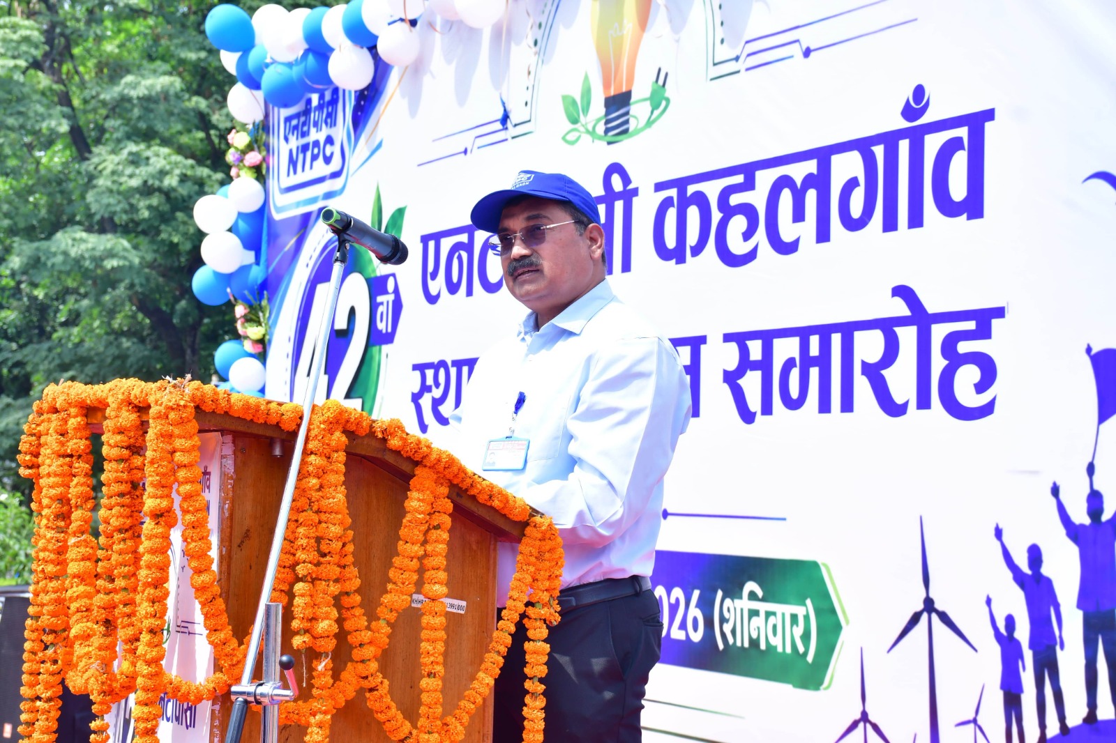 संबोधित करते परियोजना प्रमुख