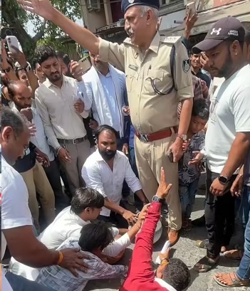 पार्षद कुणाल सोलंकी ने एसीपी के सामने दंडवत प्रणाम कर दिया पार्षद कुणाल सोलंकी ने एसीपी के सामने दंडवत प्रणाम कर दिया