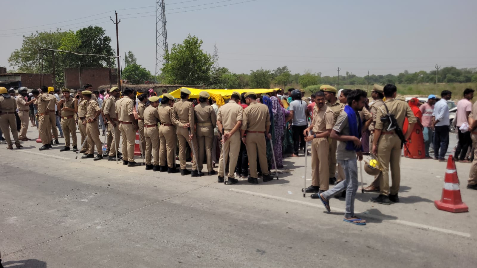 घटना के लोगो को समझने बुझाने का प्रयास करती हुई पुलिस