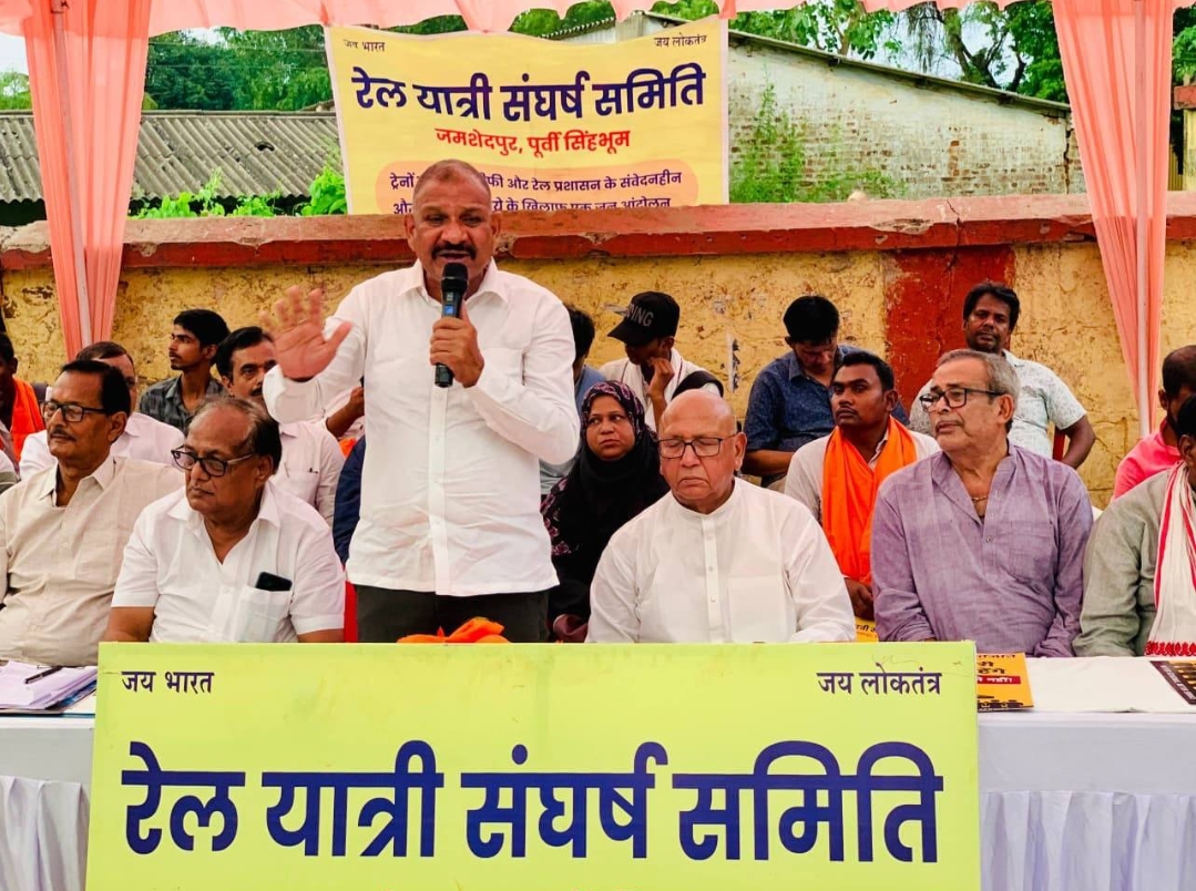 रेल यात्री संघर्ष समिति के हस्ताक्षर अभियान में विधायक सरयू राय और लोगों द्वारा हस्ताक्षर करते रेल यात्री संघर्ष समिति के हस्ताक्षर अभियान में विधायक सरयू राय और लोगों द्वारा हस्ताक्षर करते
