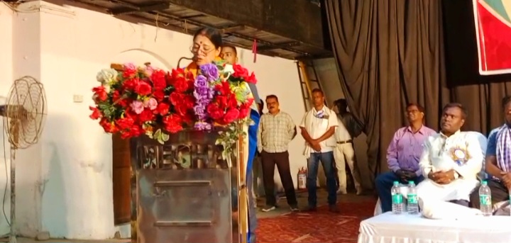 संबोधित करती मंत्री संबोधित करती मंत्री