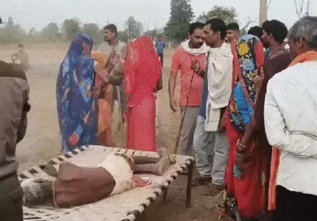 बाघ के हमले से महिला की मौत के बाद मौके पर ग्रामीण