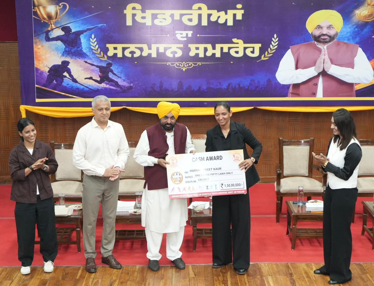 पंजाब के मुख्यमंत्री क्रिकेटर हरमनप्रीत कौर को सम्मानित करते हुए पंजाब के मुख्यमंत्री क्रिकेटर हरमनप्रीत कौर को सम्मानित करते हुए