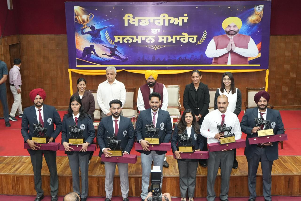 पंजाब के मुख्यमंत्री भगवंत मान विजेता खिलाड़ियों के साथ पंजाब के मुख्यमंत्री भगवंत मान विजेता खिलाड़ियों के साथ