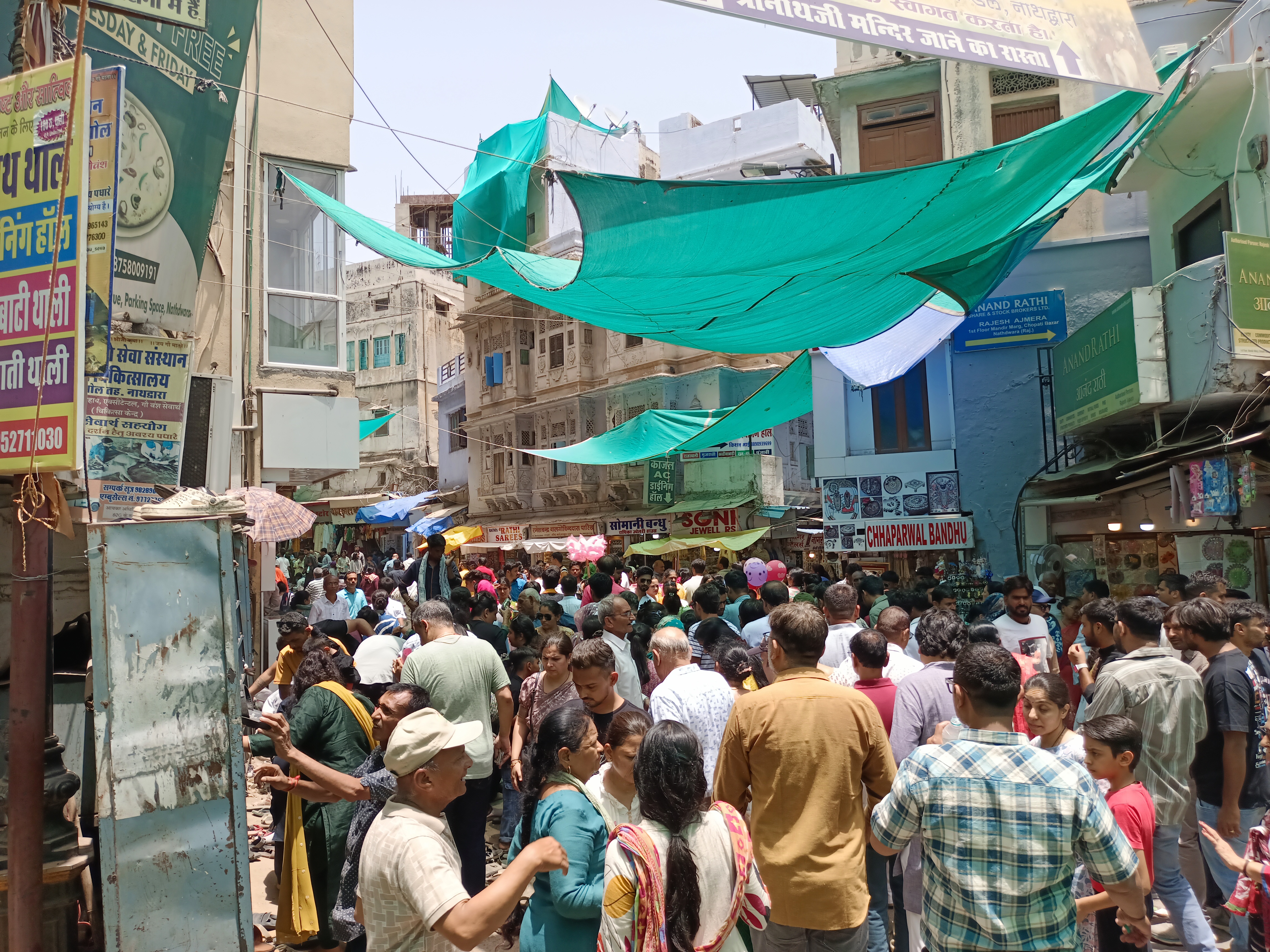 दर्शन को पहुंचे श्रद्धालु ।