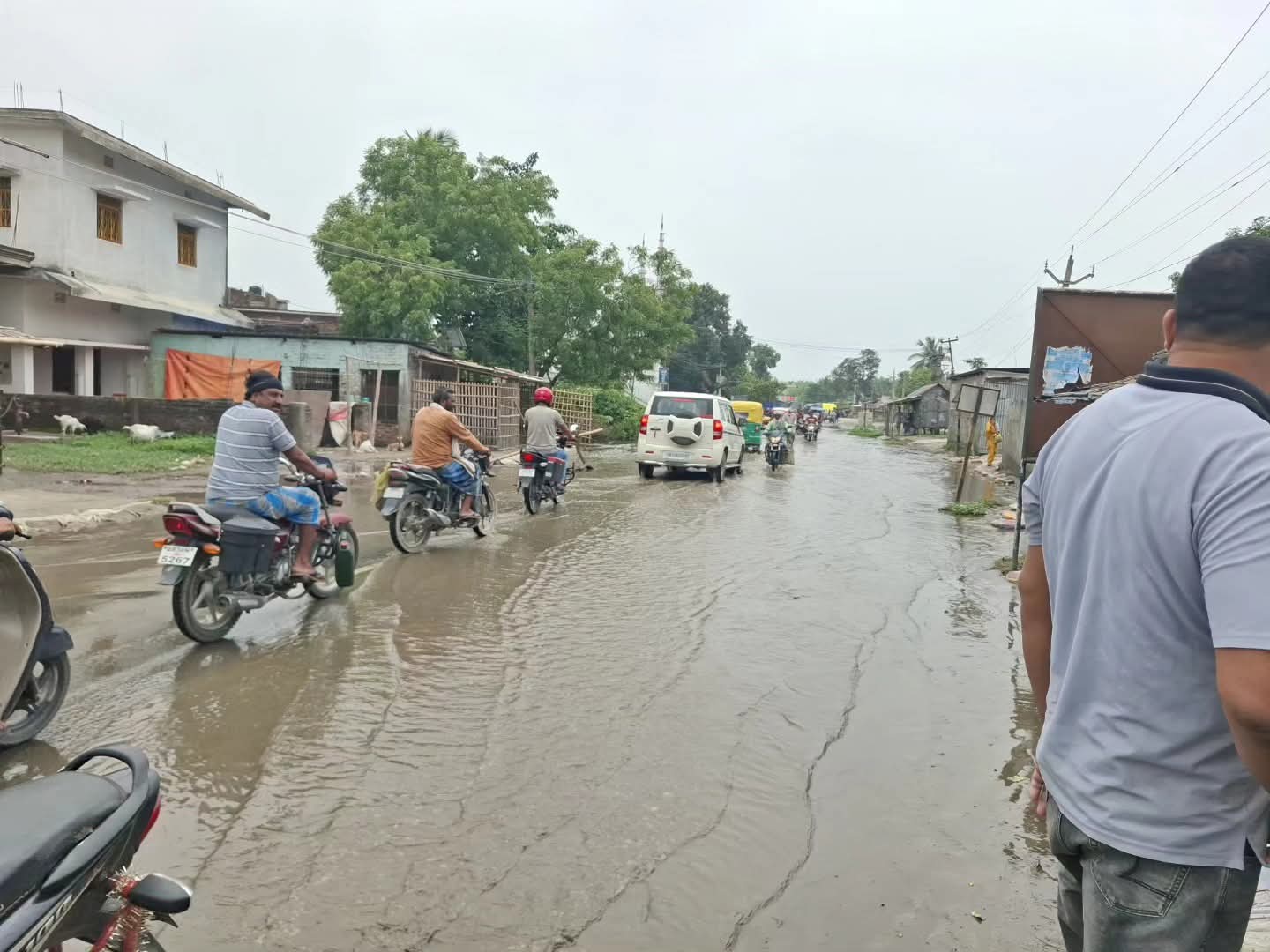 अररिया फोटो:सड़क पर जल जमाव की स्थिति