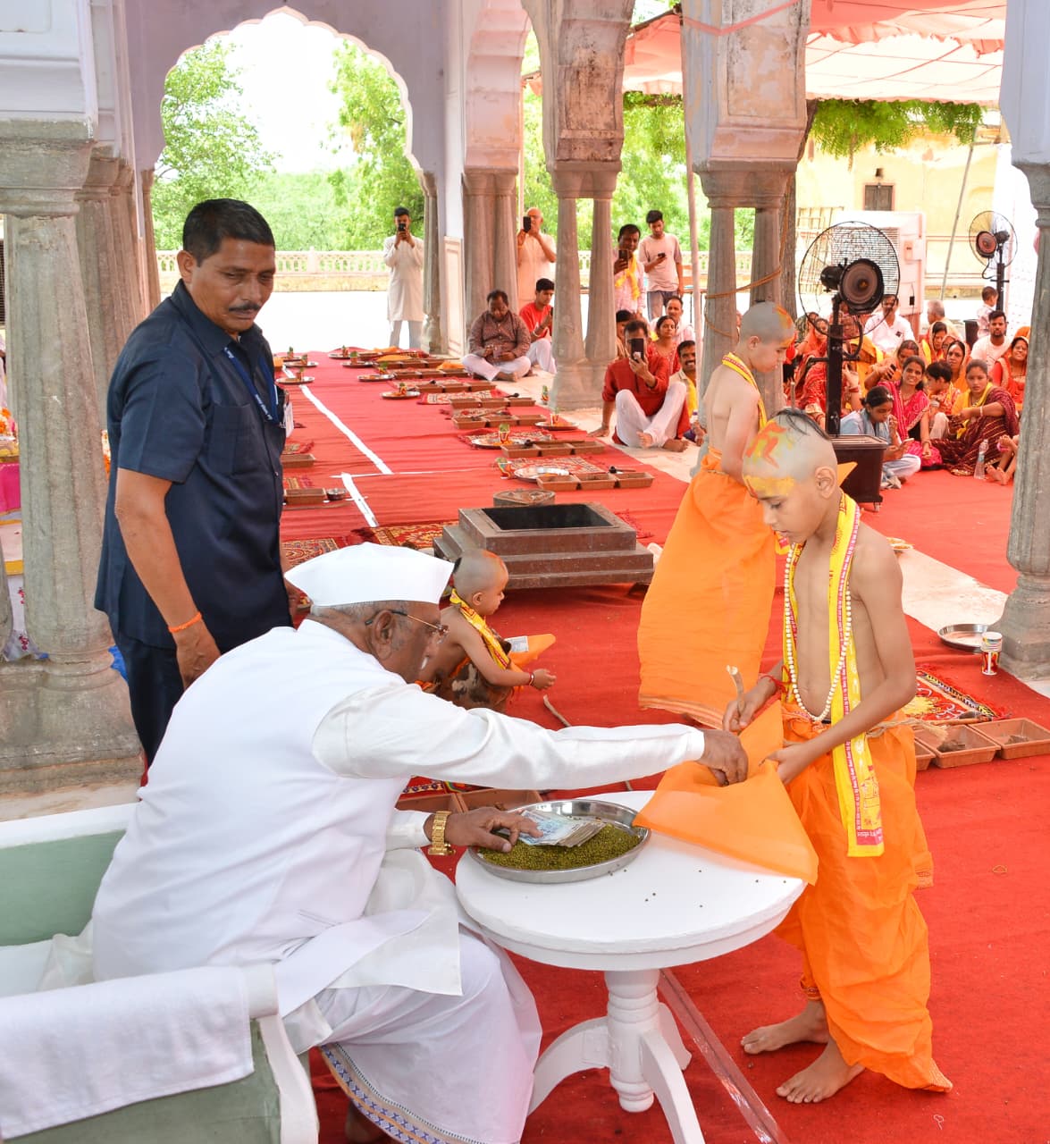 राज्यपाल ने राधा माधव मंदिर के दर्शन कर सभी के मंगल की कामना की