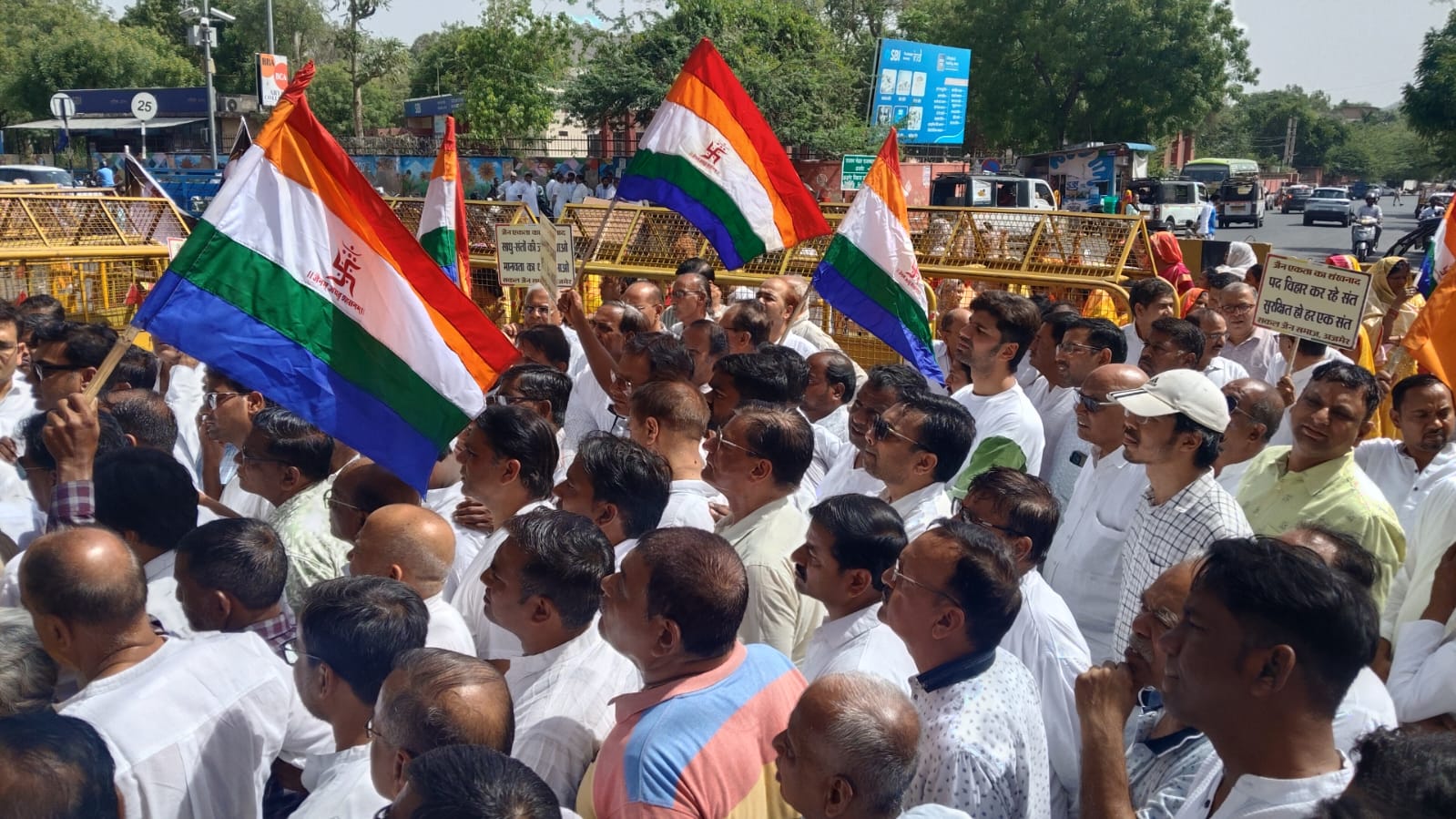 The entire Jain community of Ajmer mobilized for the safety of the saints.