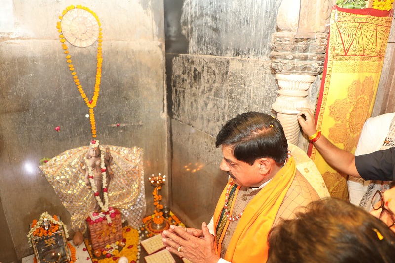 भोजशाला में मां वाग्देवी के दर्शन करते हुए मुख्यमंत्री
