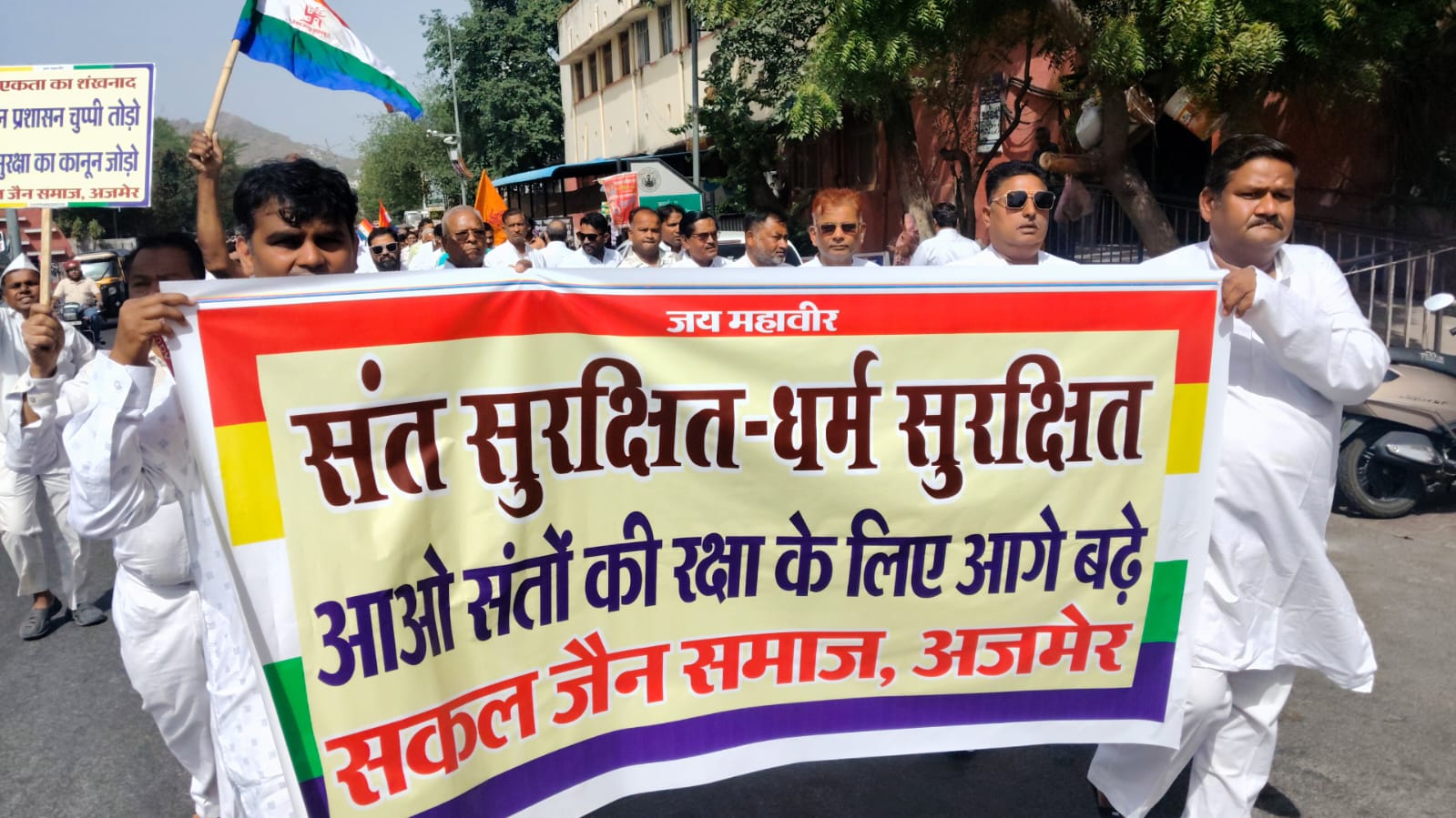 The entire Jain community of Ajmer mobilized for the safety of the saints.