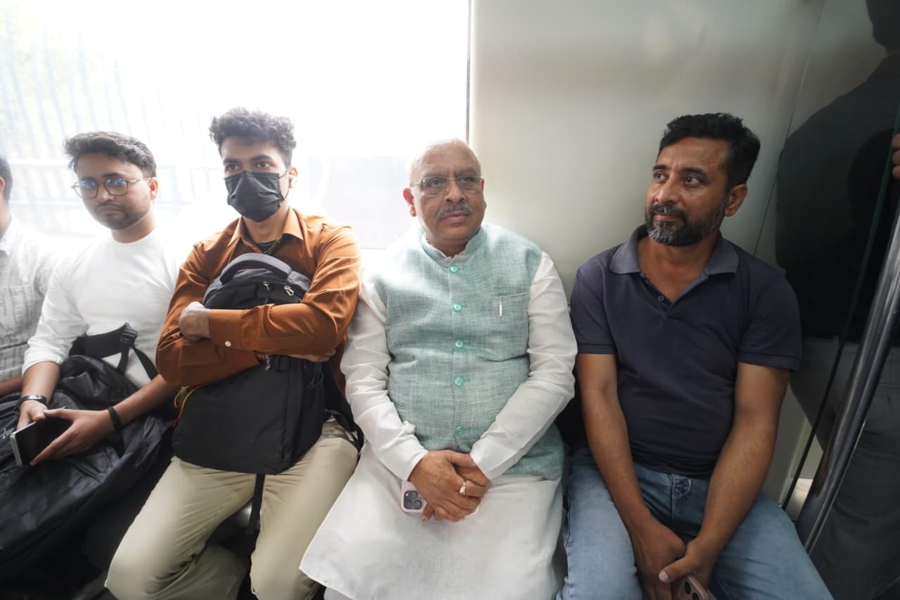 दिल्ली विधानसभा के अध्यक्ष विजेंद्र गुप्ता सोमवार को मेट्रो में यात्रा करते हुए दिल्ली विधानसभा के अध्यक्ष विजेंद्र गुप्ता सोमवार को मेट्रो में यात्रा करते हुए