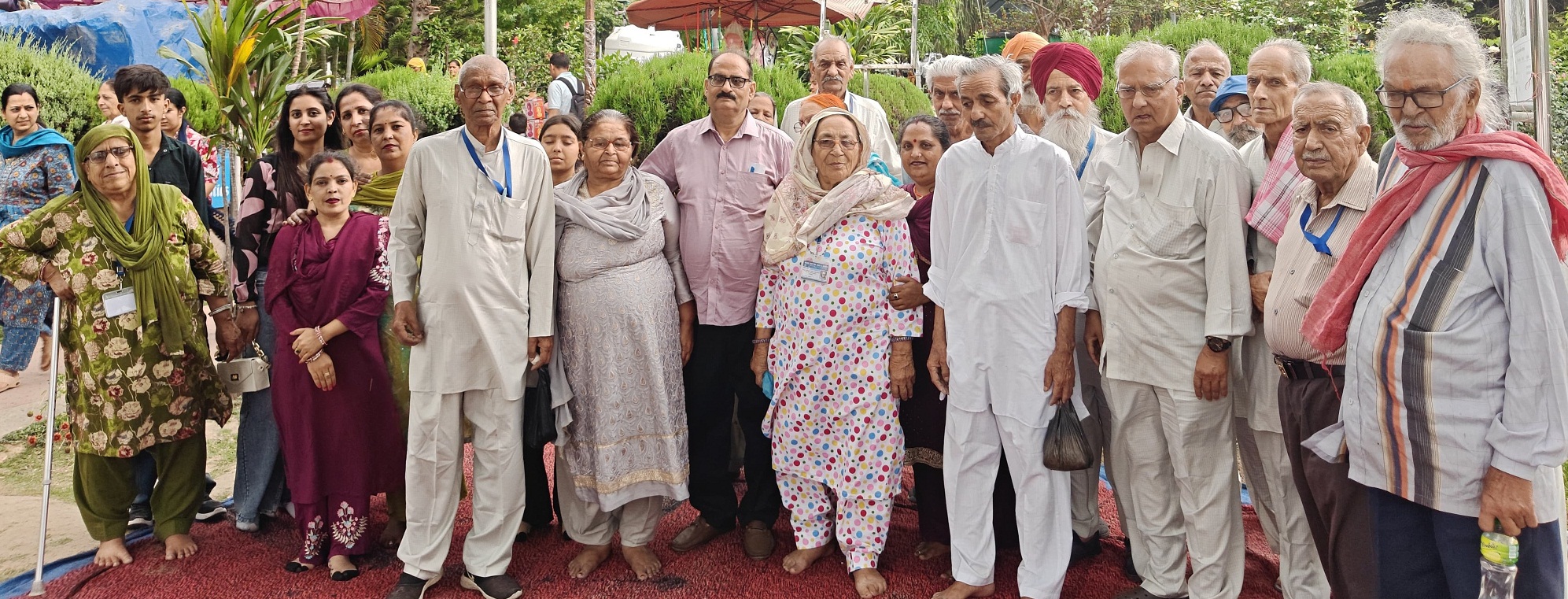 मानसरोवर झील की सैर ने वृद्धाश्रम के बुजुर्गों के चेहरों पर बिखेरी मुस्कान