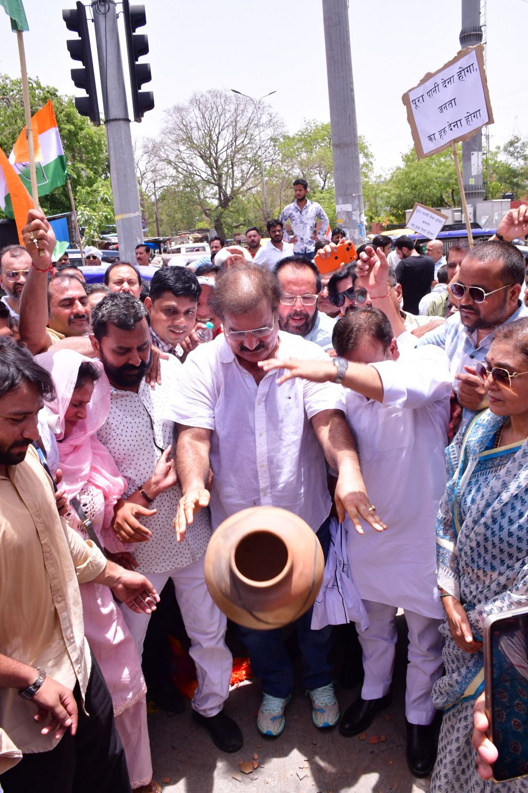 खाचरियावास दी चेतावनी चौबीस घंटे में समाधान नहीं हुआ तो मुख्यमंत्री-मंत्रियों को पिलाएंगे गंदा पानी खाचरियावास दी चेतावनी चौबीस घंटे में समाधान नहीं हुआ तो मुख्यमंत्री-मंत्रियों को पिलाएंगे गंदा पानी