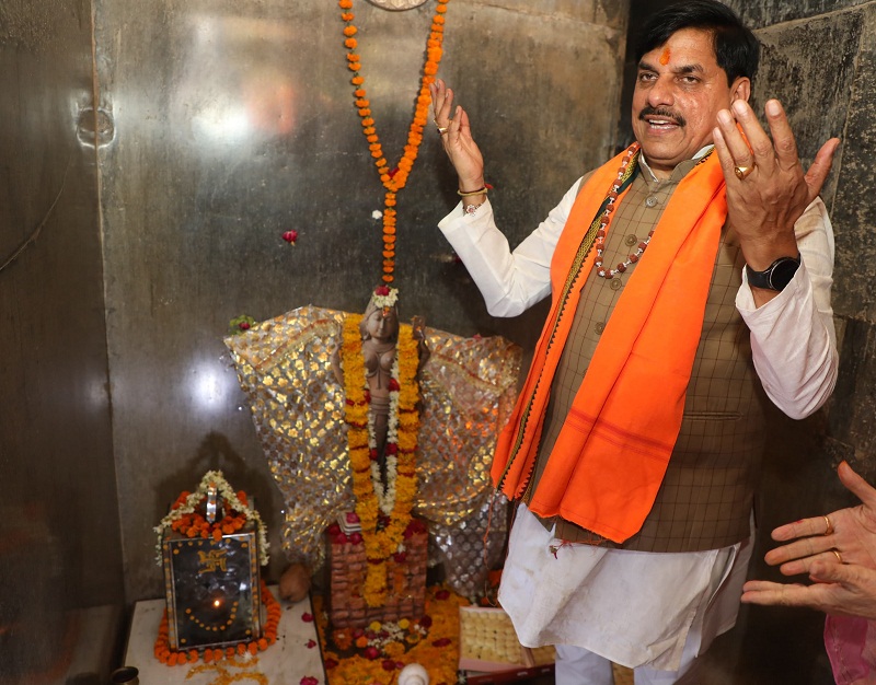 भोजशाला में मां वाग्देवी के दर्शन करते हुए मुख्यमंत्री भोजशाला में मां वाग्देवी के दर्शन करते हुए मुख्यमंत्री