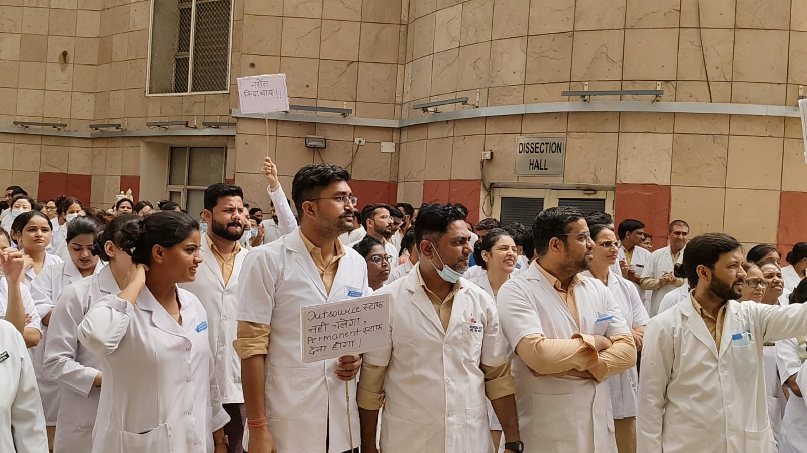 ठेका प्रथा के विरोध में प्रदर्शन करते नर्स
