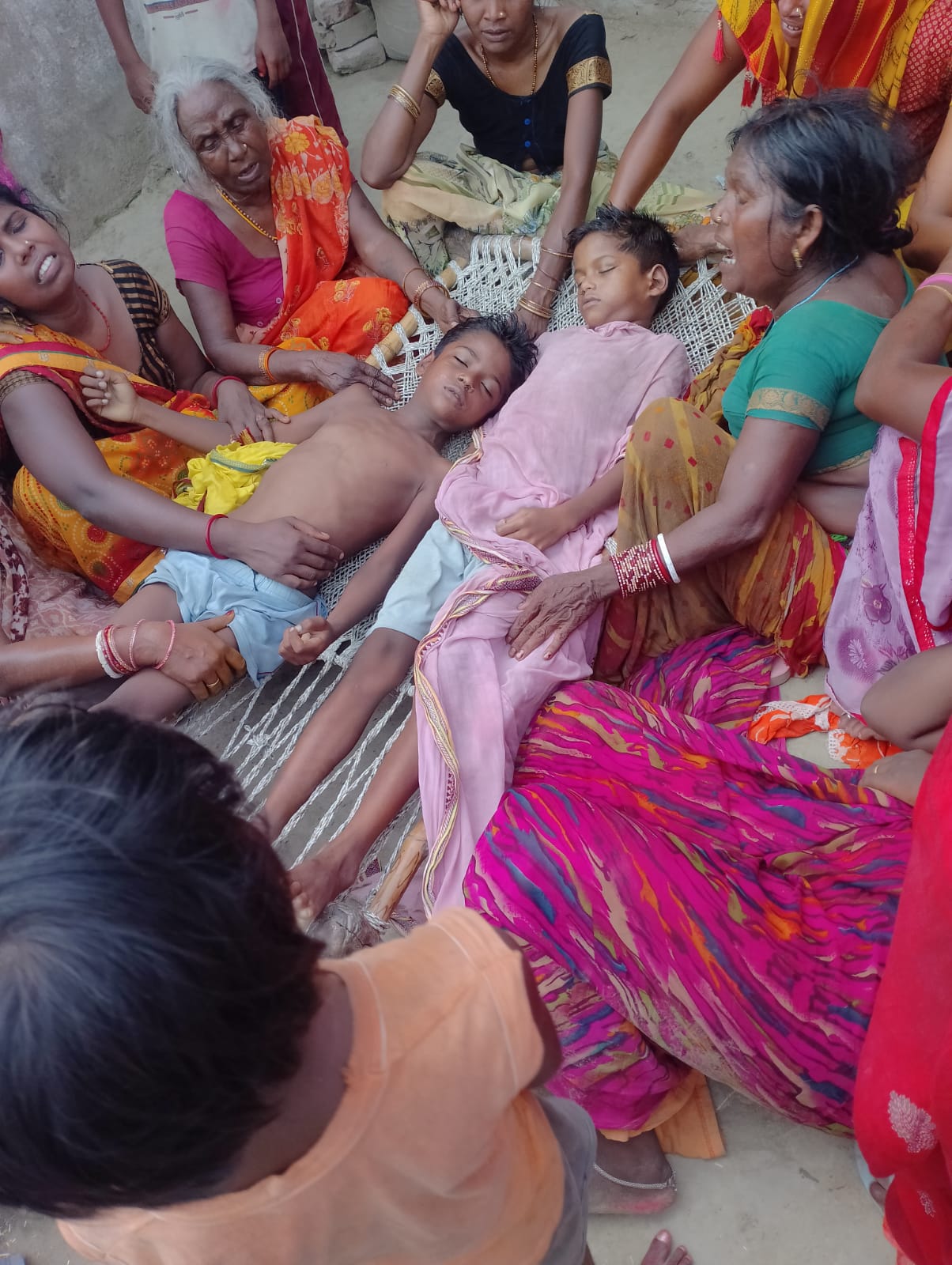 मृत बच्चों के साथ परिजन