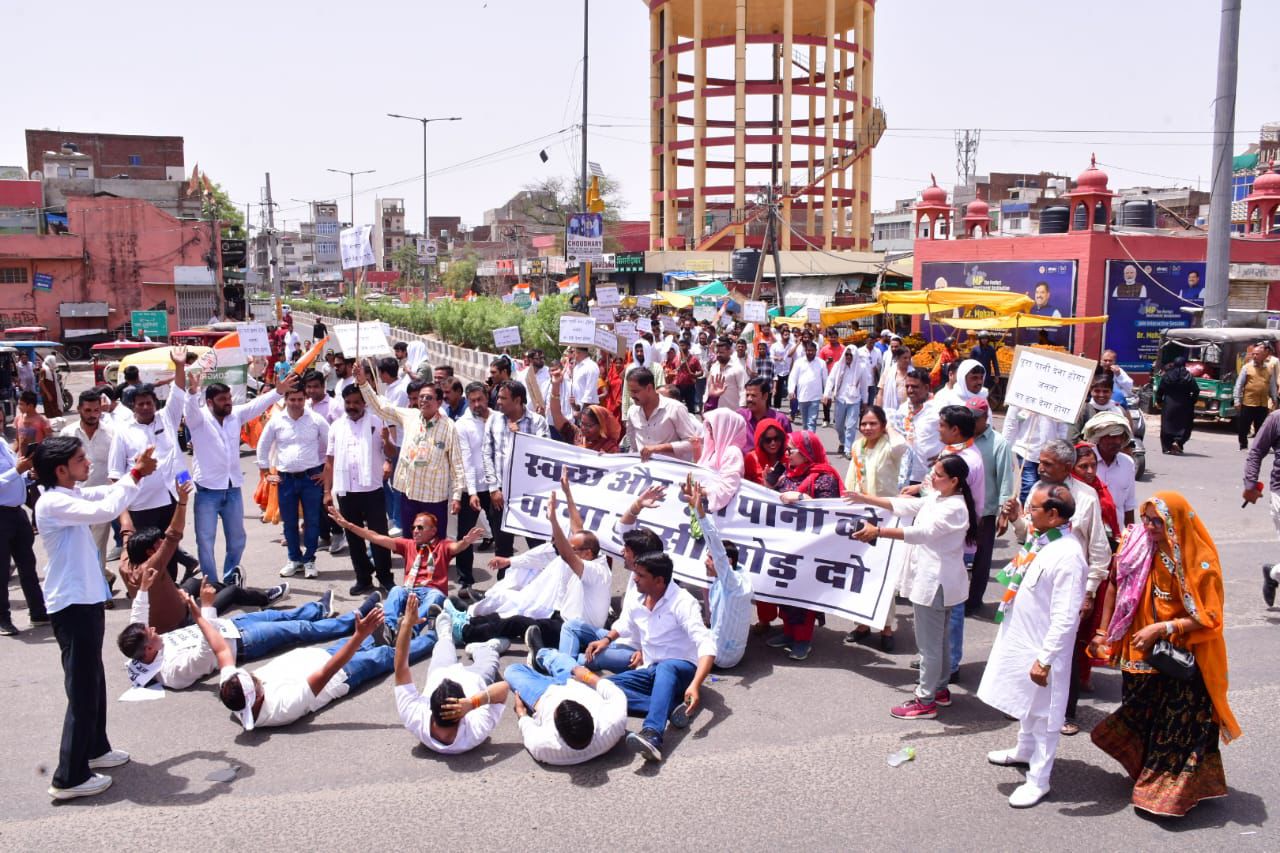 खाचरियावास दी चेतावनी चौबीस घंटे में समाधान नहीं हुआ तो मुख्यमंत्री-मंत्रियों को पिलाएंगे गंदा पानी खाचरियावास दी चेतावनी चौबीस घंटे में समाधान नहीं हुआ तो मुख्यमंत्री-मंत्रियों को पिलाएंगे गंदा पानी