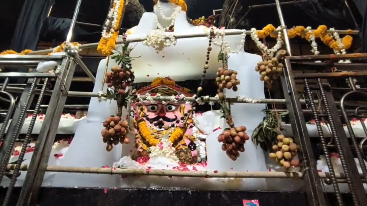 नौतपा की प्रचंड तपिश में “बाबा बर्फानी” बने मसाणिया धाम के भेरूनाथ 3100 किलो बर्फ से हुआ अलौकिक श्रृंगार, आस्था के संग श्रद्धालुओं ने दी शीतलता की सौगात नौतपा की प्रचंड तपिश में “बाबा बर्फानी” बने मसाणिया धाम के भेरूनाथ 3100 किलो बर्फ से हुआ अलौकिक श्रृंगार, आस्था के संग श्रद्धालुओं ने दी शीतलता की सौगात