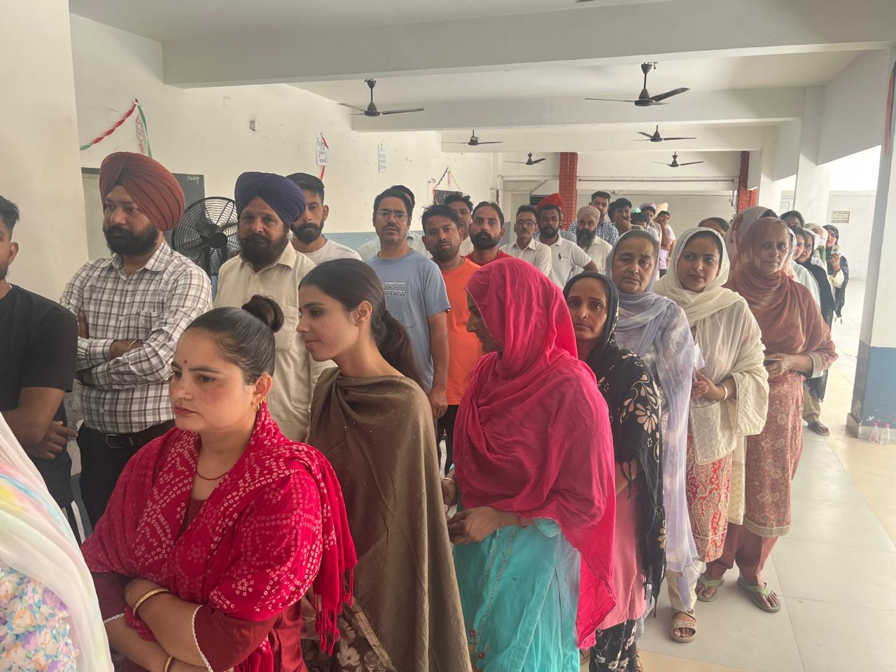 ਵੋਟ ਪਾਉਣ ਲਈ ਲਾਈਨ ’ਚ ਲੱਗੇ ਮੋਹਾਲੀ ਨਿਵਾਸੀ। ਵੋਟ ਪਾਉਣ ਲਈ ਲਾਈਨ ’ਚ ਲੱਗੇ ਮੋਹਾਲੀ ਨਿਵਾਸੀ।
