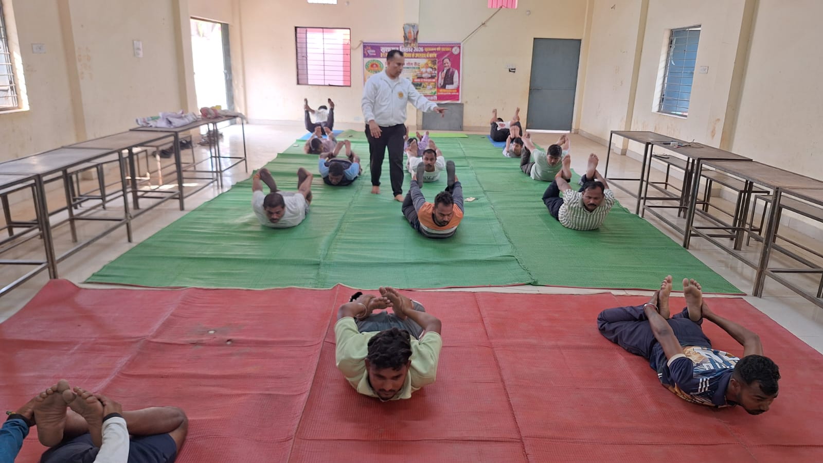 शिविर में योग करते हुए युवा। शिविर में योग करते हुए युवा।