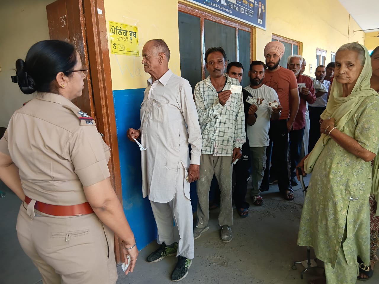 बूथ पर वोट डालने पहुंचे लोग। बूथ पर वोट डालने पहुंचे लोग।